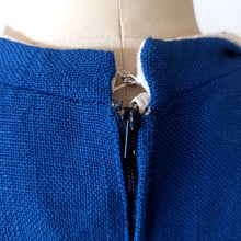 Laden Sie das Bild in den Galerie-Viewer, 1960s - Gorgeous Navy White Rayon Dress - W28.5 (72cm)