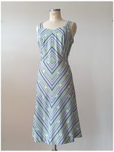 Laden Sie das Bild in den Galerie-Viewer, 1970s - Adorable Floral Striped Dress - W33 (84cm)