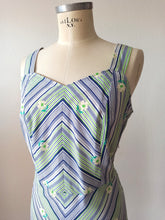 Laden Sie das Bild in den Galerie-Viewer, 1970s - Adorable Floral Striped Dress - W33 (84cm)