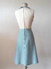Laden Sie das Bild in den Galerie-Viewer, 1960s - Gorgeous Striped Dress - W28.5 (72cm)