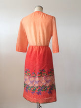 Laden Sie das Bild in den Galerie-Viewer, 1970s - Lovely Mosaic Print Dress - W31 (80cm)