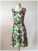 Laden Sie das Bild in den Galerie-Viewer, 1960s - Stunning Colors Summer Dress - W33 (84cm)