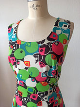 Laden Sie das Bild in den Galerie-Viewer, 1960s - Stunning Colors Summer Dress - W33 (84cm)