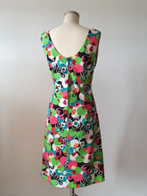 Laden Sie das Bild in den Galerie-Viewer, 1960s - Stunning Colors Summer Dress - W33 (84cm)