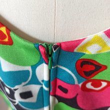 Laden Sie das Bild in den Galerie-Viewer, 1960s - Stunning Colors Summer Dress - W33 (84cm)