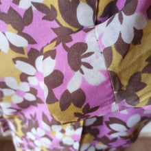 Laden Sie das Bild in den Galerie-Viewer, 1960s - HHKG, Germany - Stunning Floral Blouse - Sz 53