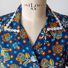 Carica l'immagine nel visualizzatore di Gallery, 1960s 1970s - Adorable Floral Cotton Pockets Blouse