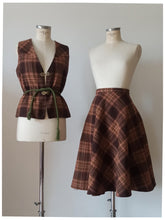 Carica l'immagine nel visualizzatore di Gallery, 1960s 1970s - 2pc Plaid Wool Vest Skirt Set - W29 (74cm)