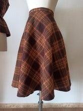Carica l'immagine nel visualizzatore di Gallery, 1960s 1970s - 2pc Plaid Wool Vest Skirt Set - W29 (74cm)