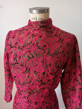 Laden Sie das Bild in den Galerie-Viewer, 1960s - Spectacular Fucsia Black Lurex Dress - W33 (84cm)