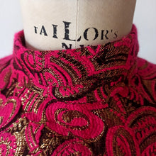 Laden Sie das Bild in den Galerie-Viewer, 1960s - Spectacular Fucsia Black Lurex Dress - W33 (84cm)