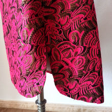 Laden Sie das Bild in den Galerie-Viewer, 1960s - Spectacular Fucsia Black Lurex Dress - W33 (84cm)