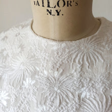 Carica l'immagine nel visualizzatore di Gallery, 1960s - Gorgeous White Bridal Cotton Top - W30 (76cm)