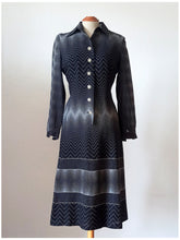 Carica l'immagine nel visualizzatore di Gallery, 1970s - HEROS - Black Optical Illusion Dress - Size 40