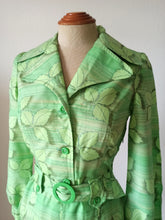Laden Sie das Bild in den Galerie-Viewer, 1960s 1970s - Stunning Green Buckle Dress - W27.5 (70cm)