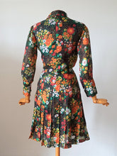 Load image into Gallery viewer, 1970s - Lovely Colorful Floral Dress - W27.5 (70cm)