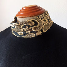 Laden Sie das Bild in den Galerie-Viewer, 1960s - Stunning Black Rayon Crepe Gold Dress - W29 (74cm)