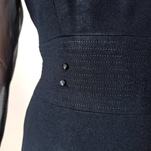 Laden Sie das Bild in den Galerie-Viewer, 1960s - Stunning Black Rayon Crepe Gold Dress - W29 (74cm)