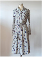 Laden Sie das Bild in den Galerie-Viewer, 1970s - Light Grey Floral Dress - W28/39 (72/100cm)