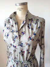 Laden Sie das Bild in den Galerie-Viewer, 1970s - Light Grey Floral Dress - W28/39 (72/100cm)