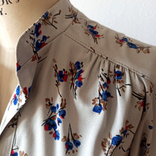 Laden Sie das Bild in den Galerie-Viewer, 1970s - Light Grey Floral Dress - W28/39 (72/100cm)