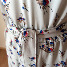Laden Sie das Bild in den Galerie-Viewer, 1970s - Light Grey Floral Dress - W28/39 (72/100cm)