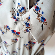 Laden Sie das Bild in den Galerie-Viewer, 1970s - Light Grey Floral Dress - W28/39 (72/100cm)