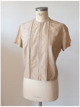Charger l'image dans la galerie, 1960s - Beautiful Beige Silk Blouse - Sz 42