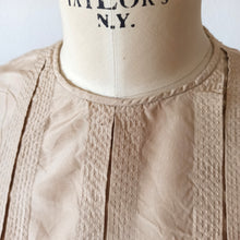 Charger l'image dans la galerie, 1960s - Beautiful Beige Silk Blouse - Sz 42