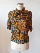 Laden Sie das Bild in den Galerie-Viewer, 1960s - TRICEL - Elegant Printed Satin Blouse - Sz 44