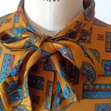 Laden Sie das Bild in den Galerie-Viewer, 1960s - TRICEL - Elegant Printed Satin Blouse - Sz 44