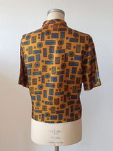 Laden Sie das Bild in den Galerie-Viewer, 1960s - TRICEL - Elegant Printed Satin Blouse - Sz 44