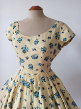 Charger l'image dans la galerie, 1950s 1960s - Delightful Vanilla Floral Cotton Dress - W26 (66cm)