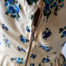 Charger l'image dans la galerie, 1950s 1960s - Delightful Vanilla Floral Cotton Dress - W26 (66cm)