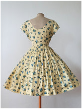 Charger l'image dans la galerie, 1950s 1960s - Delightful Vanilla Floral Cotton Dress - W26 (66cm)
