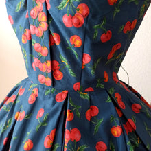 Charger l'image dans la galerie, 1950s - PRINTEMPS, Paris - Outstanding Beauty Cherries Dress - W26 (66cm)