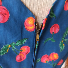 Charger l'image dans la galerie, 1950s - PRINTEMPS, Paris - Outstanding Beauty Cherries Dress - W26 (66cm)