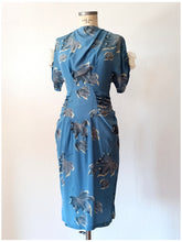 Cargar imagen en el visor de la galería, 1940s - Exquisite Pure Silk Iceberg Blue Dress - W22 (56cm)