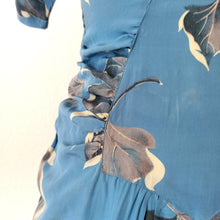 Cargar imagen en el visor de la galería, 1940s - Exquisite Pure Silk Iceberg Blue Dress - W22 (56cm)