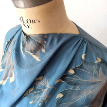 Cargar imagen en el visor de la galería, 1940s - Exquisite Pure Silk Iceberg Blue Dress - W22 (56cm)