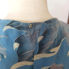 Cargar imagen en el visor de la galería, 1940s - Exquisite Pure Silk Iceberg Blue Dress - W22 (56cm)