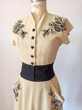 Cargar imagen en el visor de la galería, 1940s - Fabulous Yellow Cream Rayon Dress - W29 (74cm)