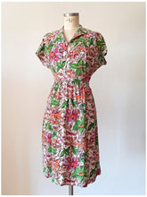 Cargar imagen en el visor de la galería, 1940s - Gorgeous Colorful Floral Rayon Dress - W28.5 (72cm)