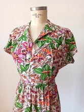 Cargar imagen en el visor de la galería, 1940s - Gorgeous Colorful Floral Rayon Dress - W28.5 (72cm)
