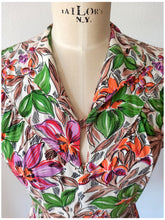 Cargar imagen en el visor de la galería, 1940s - Gorgeous Colorful Floral Rayon Dress - W28.5 (72cm)