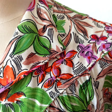Cargar imagen en el visor de la galería, 1940s - Gorgeous Colorful Floral Rayon Dress - W28.5 (72cm)