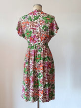 Cargar imagen en el visor de la galería, 1940s - Gorgeous Colorful Floral Rayon Dress - W28.5 (72cm)