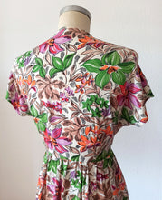 Cargar imagen en el visor de la galería, 1940s - Gorgeous Colorful Floral Rayon Dress - W28.5 (72cm)