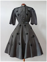 Carica l'immagine nel visualizzatore di Gallery, 1940s - Stunning Greyish Green Taffeta Dress - W28.5 (72cm)