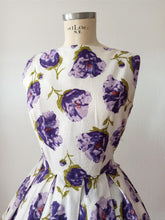 Charger l'image dans la galerie, 1950s 1960s - Gorgeous Purple Floral Cotton Dress - W26 (66cm)
